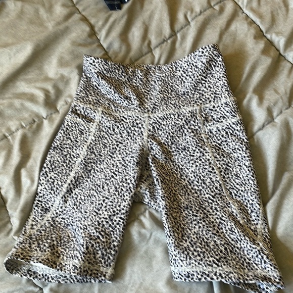 4 Old navy shorts athletic dance and yoga shorts 4 different patterns - Picture 7 of 7
